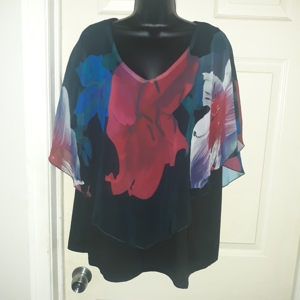Nextmia flowy floral blouse top is layerd size 18"